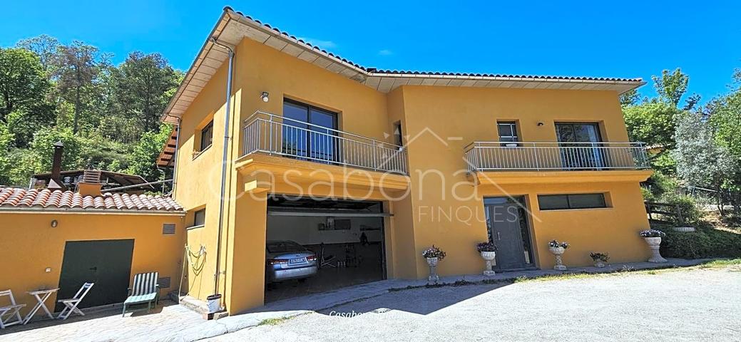 ENCANTADORA CASA INDEPENDIENTE, POSIBILIDAD DE 2 VIVIENDAS, 4 HABITACIONES, 3 BAÑOS, GARAJE GRANDE, GRAN JARDIN. photo 0