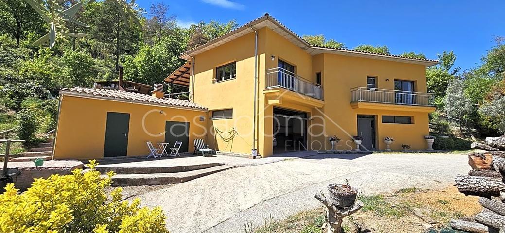 MUNTANYOLA. ENCANTADORA CASA INDEPENDIENTE, POSIBILIDAD DE 2 VIVIENDAS, 4 HABITACIONES, 3 BAÑOS, GARAJE GRANDE, GRAN JARDIN. photo 0