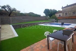L&#x27;ESQUIROL. IMPECABLE CASA 420 m2, 5 HABITACIONES, 3 BAÑOS, TERRAZAS, JARDIN, 2 GARAJES, LOCAL COMERCIAL, LICENCIA TURÍSTICA, ACEPTA PERMUTA. photo 0