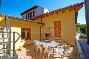 IMPECABLE CASA 420 m2, 5 HABITACIONES, 3 BAÑOS, TERRAZAS, JARDIN, 2 GARAJES, LOCAL COMERCIAL, LICENCIA TURÍSTICA, ACEPTA PERMUTA. photo 0