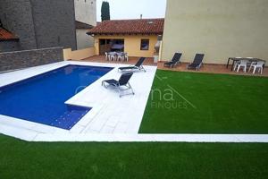 L&#x27;ESQUIROL. IMPECABLE CASA 420 m2, 5 HABITACIONES, 3 BAÑOS, TERRAZAS, JARDIN, 2 GARAJES, LOCAL COMERCIAL, LICENCIA TURÍSTICA, ACEPTA PERMUTA. photo 0