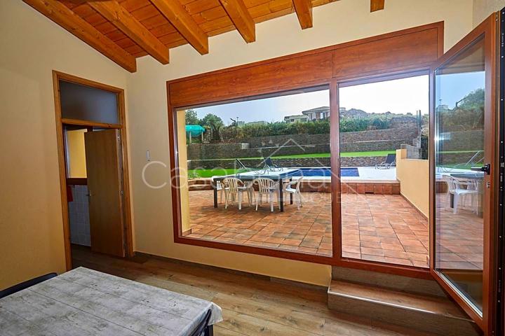 L&#x27;ESQUIROL. IMPECABLE CASA 420 m2, 5 HABITACIONES, 3 BAÑOS, TERRAZAS, JARDIN, 2 GARAJES, LOCAL COMERCIAL, LICENCIA TURÍSTICA, ACEPTA PERMUTA. photo 0