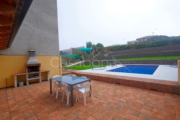 IMPECABLE CASA 420 m2, 5 HABITACIONES, 3 BAÑOS, TERRAZAS, JARDIN, 2 GARAJES, LOCAL COMERCIAL, LICENCIA TURÍSTICA, ACEPTA PERMUTA. photo 0