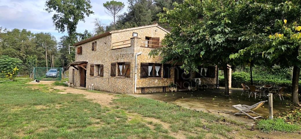 CASA MASIA DE 232 M2, 8.000 M2 TERRENO LLANO, 5 HABITACIONES, 2 BAÑOS, POZO AGUA, CUADRAS CABALLOS, VISTAS Y TRANQUILIDAD. photo 0