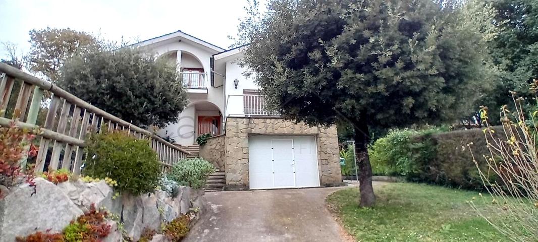 AGRADABLE CASA INDEPENDIENTE, 5 HABITACIONES, 2 BAÑOS, JARDÍN, PISCINA, GARAJE, BUEN ESTADO. photo 0