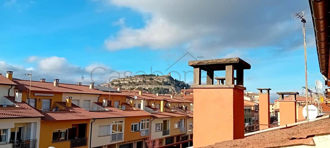CASA PAREADA CÉNTRICA EN TONA, 4 HAB. 2 BAÑOS, GARAJE, JARDÍN, VISTAS, BUEN ESTADO. photo 0