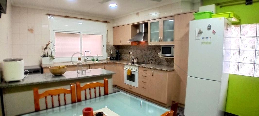 TONA. CASA ADOSADA CON LOCAL COMERCIAL, 4 HABITACIONES, 2 BAÑOS, TERRAZA, LOCAL o GARAJE, CÉNTRICO, BUEN ESTADO. photo 0