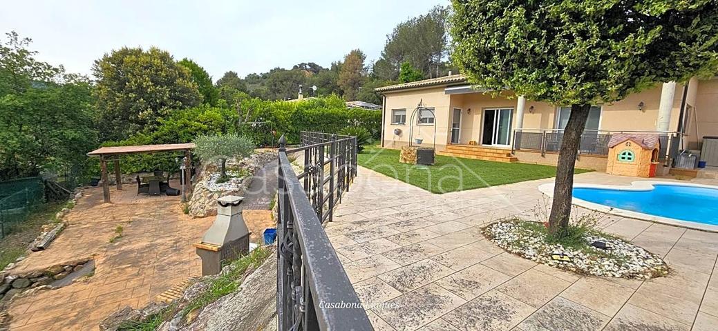 CASA INDEPENDIENTE EN UNA SOLA PLANTA, GRAN SALÓN, GRAN COCINA, 4 HABITACIONES, 2 BAÑOS, GARAJE, JARDÍN, BARBACOA, PISCINA, VISTAS. photo 0