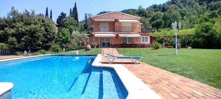 CASA CHALET CON PISCINA, JARDIN, 4 HABITACIONES, 3 BAÑOS, GRAN GARAJE, VISTAS, TRANQUILA, BIEN COMUNICADA. photo 0