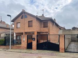 EN VENTA ESTUPENDA CASA ADOSADA DE CUATRO DORMITORIOS, BAÑO Y ASEO EN MALLÉN photo 0