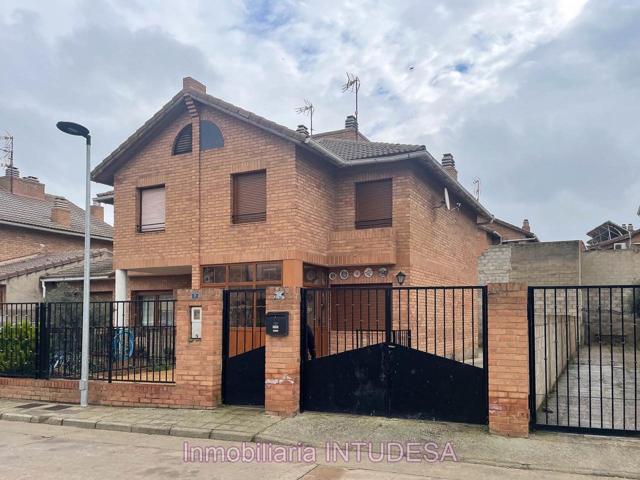 EN VENTA ESTUPENDA CASA ADOSADA DE CUATRO DORMITORIOS, BAÑO Y ASEO EN MALLÉN photo 0