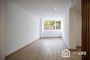 Fantástico piso reformado en venta en el Poble Sec photo 0