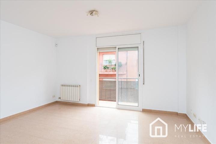 Piso en venta con balcón en venta en el Guinardó photo 0