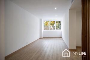 Fantástico piso reformado en venta en el Poble Sec photo 0