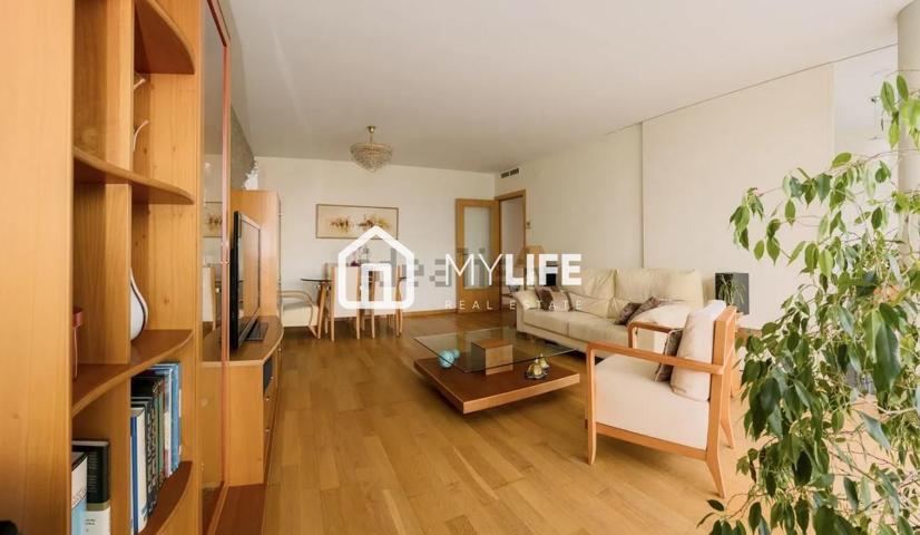 Fantástico piso en venta en buen estado con parking en el Poblenou photo 0