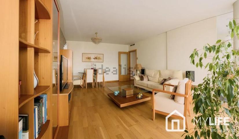 Fantástico piso en venta en buen estado con parking en el Poblenou photo 0