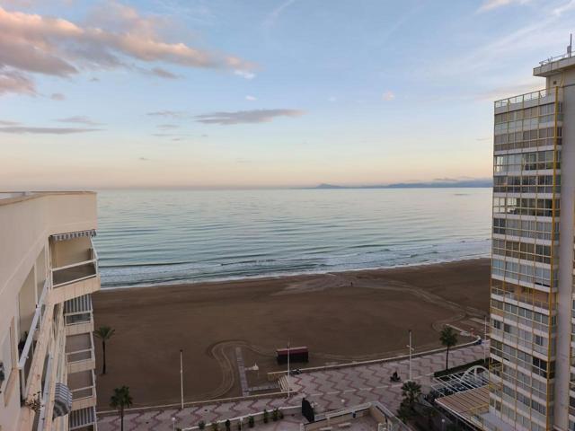 Exclusivo ático en primera línea de playa con amplias zonas comunes y vistas directas al mar photo 0