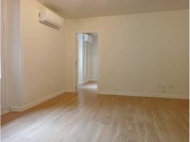 Se alquila magnífico piso listo para entrar en el centro de Madrid, en el distrito de Palacio photo 0