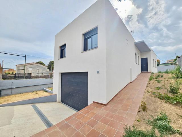 CASA DE OBRA NUEVA DE 3 DORMITORIOS, 2 BAÑOS, JARDÍN Y GARAJE photo 0
