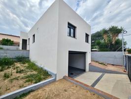 CASA DE 3 DORMITORIOS, 2 BAÑOS, JARDÍN Y GARAJE photo 0