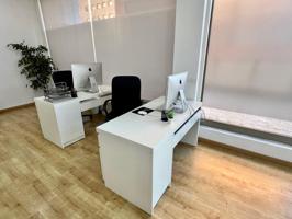 Puesto fijo en oficina luminosa con sala privada y servicios completos photo 0