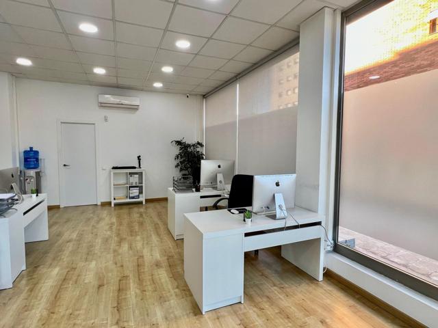 Puesto fijo en oficina luminosa con sala privada y servicios completos photo 0