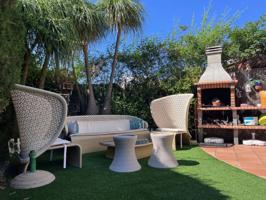 En exclusiva casa a 3 vientos con jardín y piscina photo 0