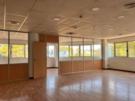 Se alquila oficina de 112 m² en edificio de oficinas photo 0