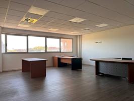 Se alquila oficina de 94 m² en edificio de oficinas photo 0