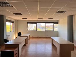 Se alquila oficina de 85 m² en edificio de oficinas photo 0