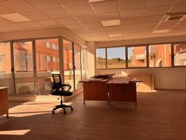 Se alquila oficina de 93 m² en edificio de oficinas photo 0