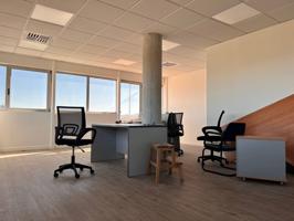 Se alquila oficina de 77m² en edificio de oficinas photo 0