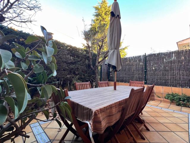 Casa pareada en zona tranquila y bien comunicada photo 0