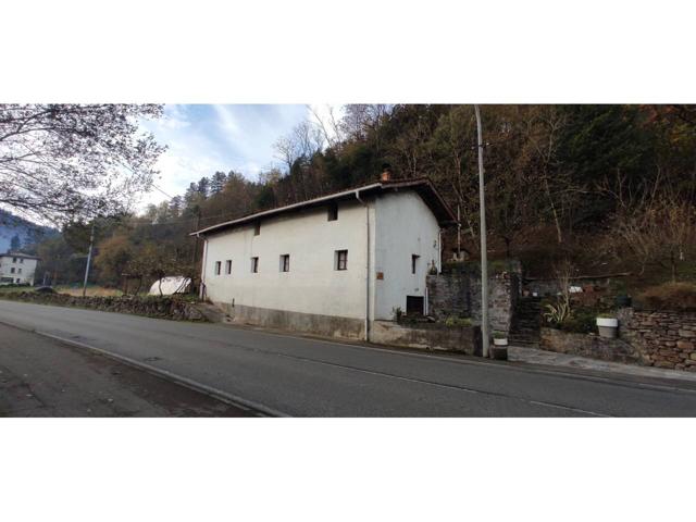 En la salida de Llodio dirección Amurrio, caserío con estructura de madera para reformar photo 0