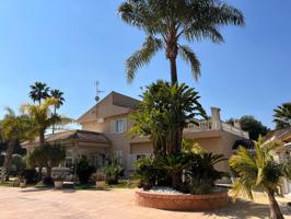 Villa en venta con magnifico jardín y piscina privada a 5 min. de la playa en Elche (Alicante) photo 0