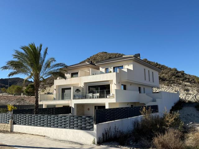 ¡Exclusivo chalet en primera línea del campo de golf Font del Llop en Monforte del Cid! photo 0