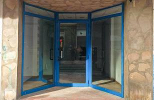 Se vende local comercial, con escaparate grande, totalmente renovado en Oliva centro photo 0