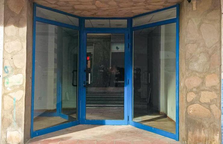 Se vende local comercial, con escaparate grande, totalmente renovado en Oliva centro photo 0