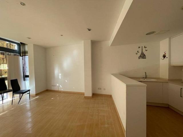 Piso en venta en Casc Antic photo 0