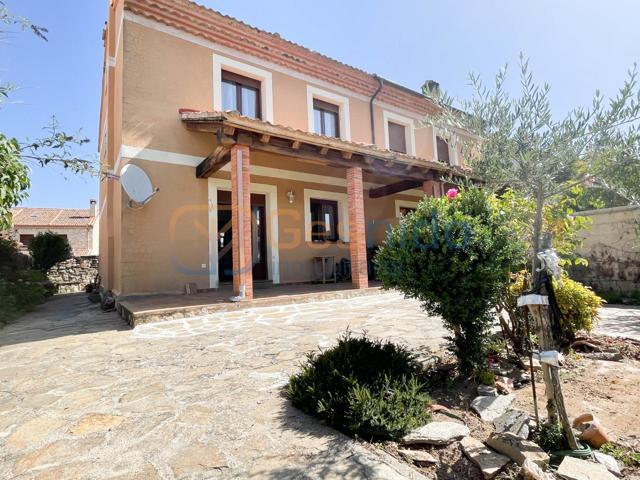 ESTUPENDO CHALET en PEDRAZA en el barrio RADES DE ABAJO(SEGOVIA) con 4 DORMITORIOS y PATIO PRIVADO photo 0