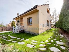 ESTUPENDO CHALET CON TRES HABITACIONES, GARAJE Y BONITO JARDÍN EN LAS JARILLAS (SEGOVIA) photo 0