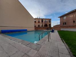 Se ALQUILA FANTÁSTICO piso en SAN LORENZO (Segovia) de TRES DORMITORIOS, DOS BAÑOS, GARAJE y PISCINA photo 0