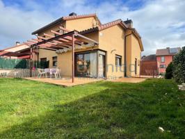 ESPECTACULAR CHALET pareado en PALAZUELOS DE ERESMA ( zona Carrascarlejo) - Segovia de 5 DORMITORIOS, 3 BAÑOS y AMPLIO JARDÍN photo 0