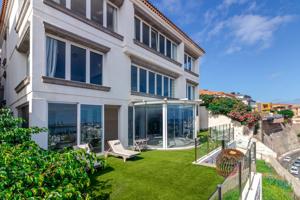 Exclusivo chalet en la calle Manuel de León Falcón ,con vistas panorámicas a la bahía photo 0