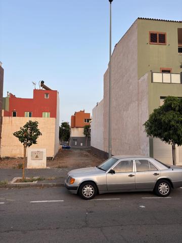 Solar urbano en una de las mejores zonas de Vecindario photo 0