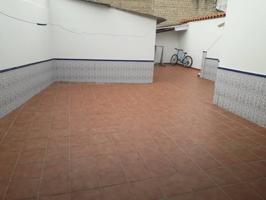 GRAN CASA DE ESQUINA EN BARRIO NUEVO CON DOS COCHERAS Y BUEN PATIO photo 0