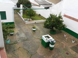 GRAN CASA CON PATIO, GARAJE PARA VARIOS VEHICULOS Y TEJADO NUEVO photo 0