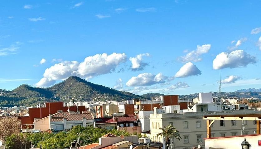 Casa en venta en Carrer de la Pau, Sant Boi de Llobregat: ¡espaciosa, luminosa y con terrazas encantadoras! photo 0
