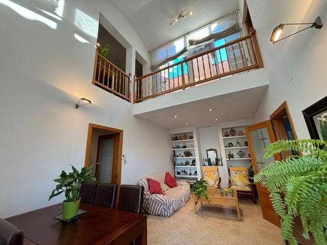 Casa en venta en Carrer de la Pau, Sant Boi de Llobregat: ¡espaciosa, luminosa y con terrazas encantadoras! photo 0