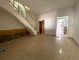 ¡Espacio, Luz y Vida Familiar! Casa Adosada de 136 m² en Dos Hermanas photo 0